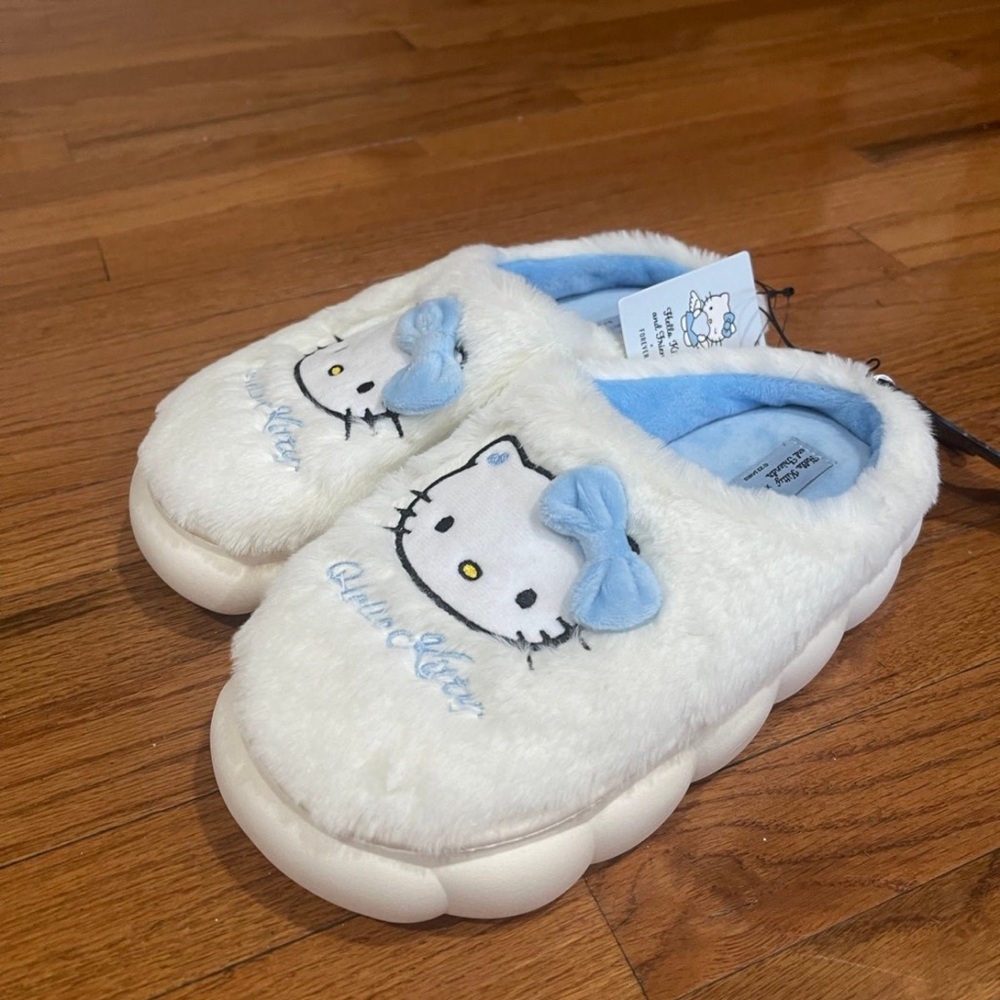 FOREVER 21 Hello Kitty Cloud Slippers SIZE L Brand New